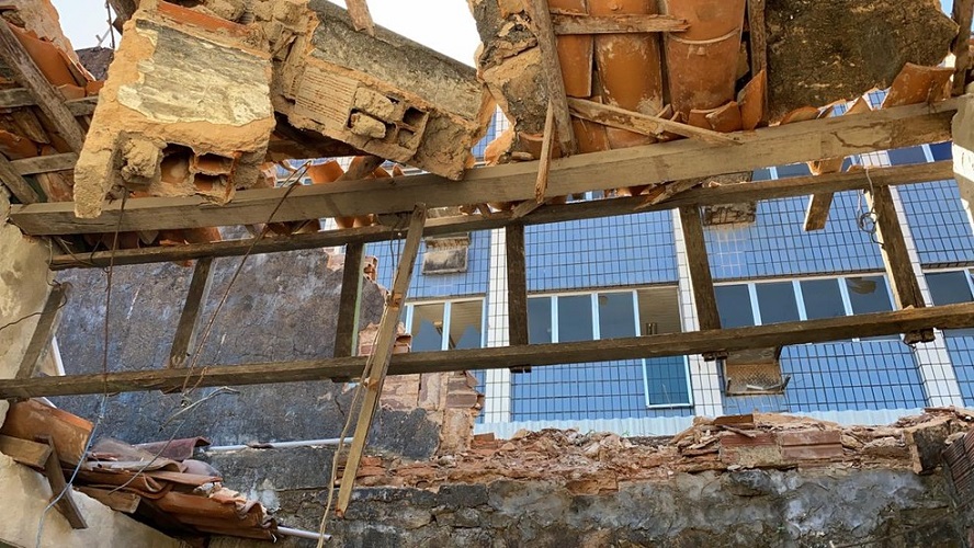 muro-de-fabria-de-tecelagem-caiu