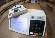 TRE-CE realiza testes e lacre das urnas eletrônicas para eleições de 2026