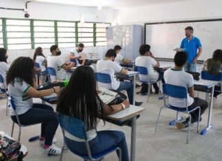 Cerca de 7.300 professores do Ceará são promovidos sem titulação, anuncia Governador