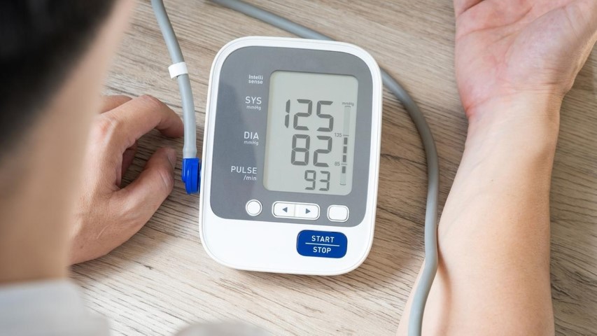 homem-medindo-pressao-arterial-1