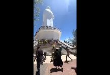 Chuva de dinheiro em Juazeiro: devoto paga promessa lançando notas de estátua do Padre Cícero