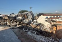 Carreta com gesso tomba, atinge carro, destrói casa e comércios, e deixa feridos, no Ceará