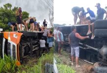 Ônibus tomba a caminho de Canoa Quebrada CE, e passageiros ficam feridos