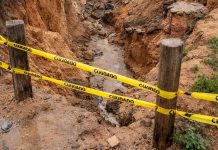 Erosão avança em Canoa Quebrada após chuvas e ameaça casas no município de Aracati