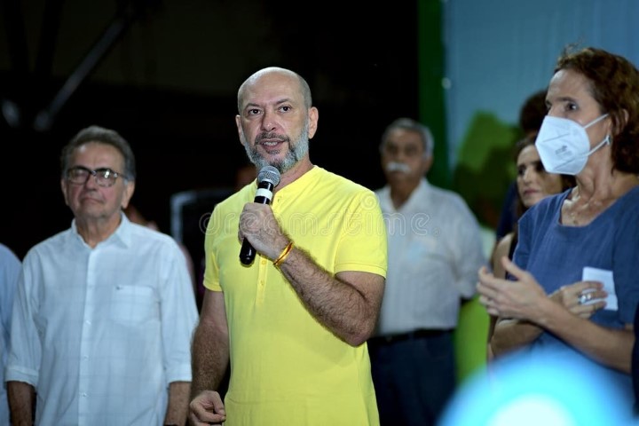 prefeito-da-cidade-dirige-se-ao