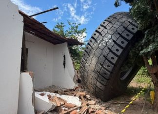 Pneu gigante cai de caminhão e destrói muro de casa no Ceará