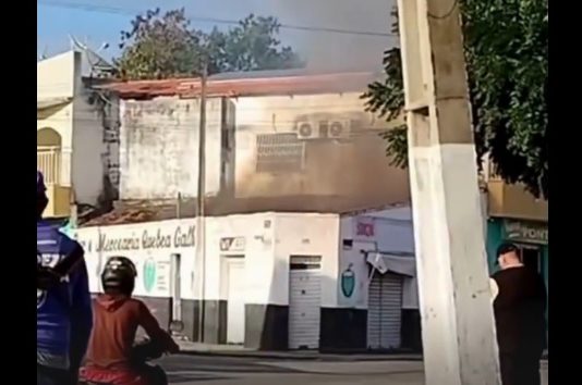 Fogo consome loja no Centro de Ipueiras e comerciante é socorrido. Vídeo