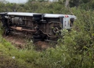 Viçosa do Ceará – Acidente entre carro e van com cerca de 20 passageiros deixa feridos