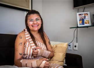 Jovem que teve as mãos decepadas passará por nova cirurgia e sonha em ser advogada