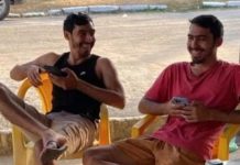 Irmãos gêmeos morrem após colidirem com retroescavadeira em estrada no Ceará
