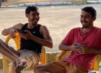 Irmãos gêmeos morrem após colidirem com retroescavadeira em estrada no Ceará