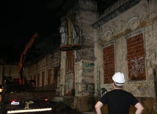 Estátua da Sagrada Família despenca e quebra durante reforma de prédio centenário no CE
