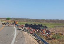 Caminhão carregado de frutas capota na CE-187, entre Crateús e Nova Russas