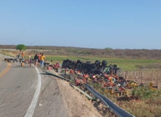 Caminhão carregado de frutas capota na CE-187, entre Crateús e Nova Russas